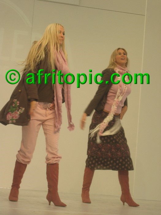 ../Images/Krefeld-Strssenmodenschau-2005 334.jpg